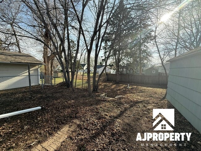 Building Photo - 1612 S Cliff Ave