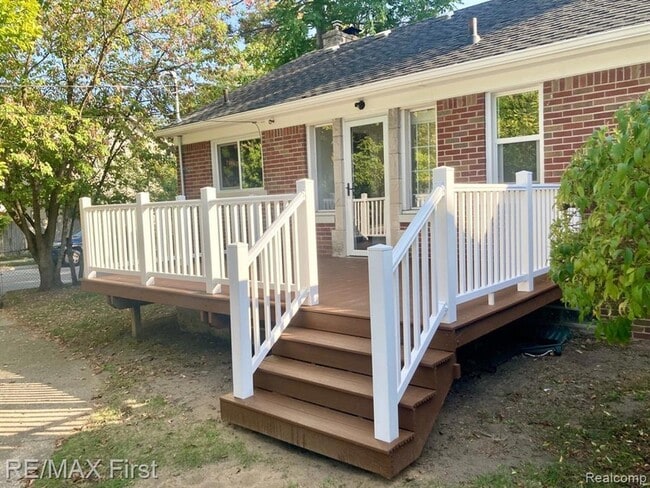 Building Photo - 421 E Farnum Ave