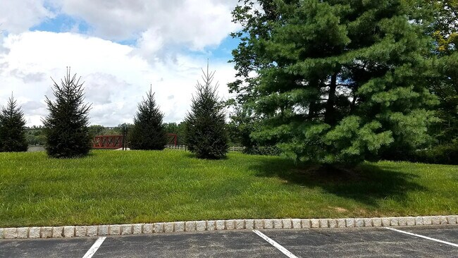 Building Photo - 305 Dresher Woods Dr