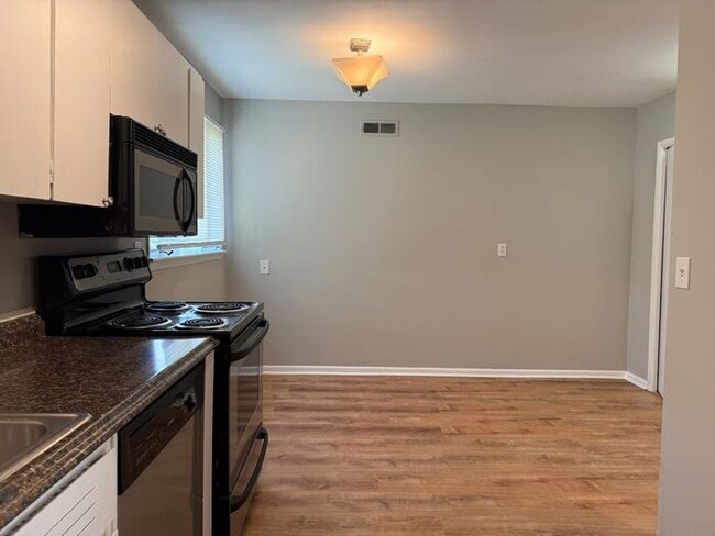 Building Photo - Fabulous Renovation!! Hermitage 1 Level Co...