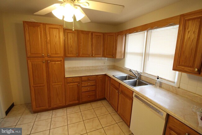 Building Photo - 4032 Quakerbridge Rd