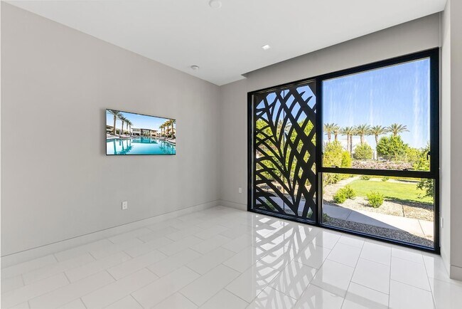 Building Photo - 6587 N Palmeraie Blvd