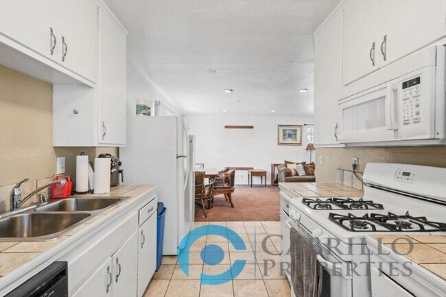 Building Photo - 3964 Manzanita Dr