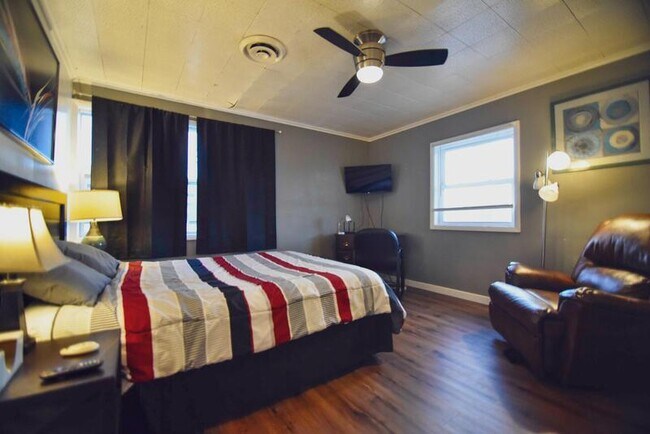 Primary Photo - 3512 Dodge St