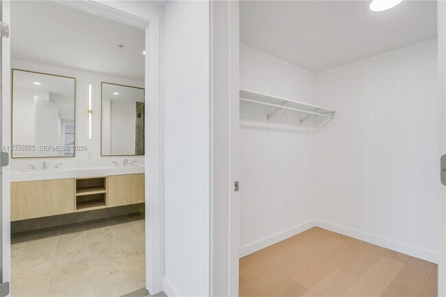 Building Photo - 9221 E Bay Harbor Dr