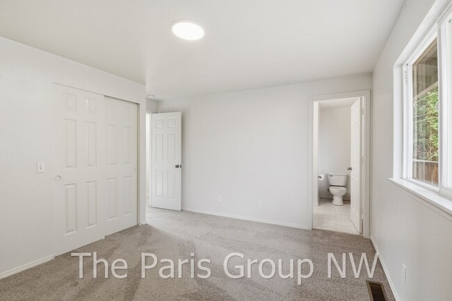 Building Photo - Spectacular Spacious 5BR Home in Sultan * Great Location * New Paint/Flooring/Appliances +++