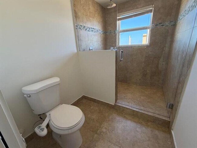 Building Photo - 2000 NE 135th St