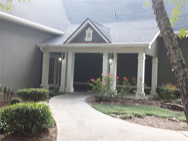 Building Photo - 6900 Roswell Rd