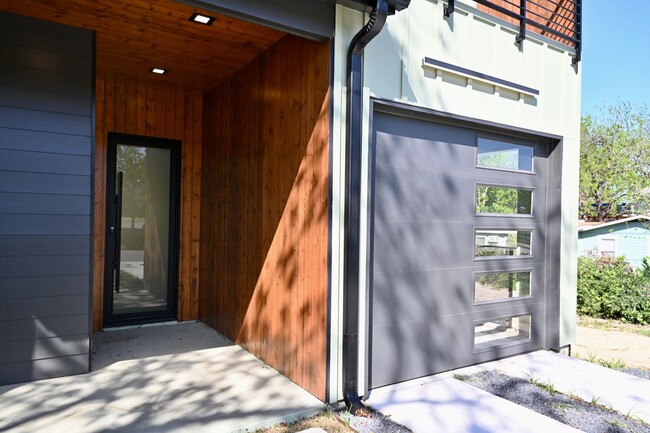 Building Photo - South Austin Oasis