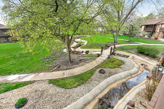 Building Photo - 1700 Lakecliffe Dr