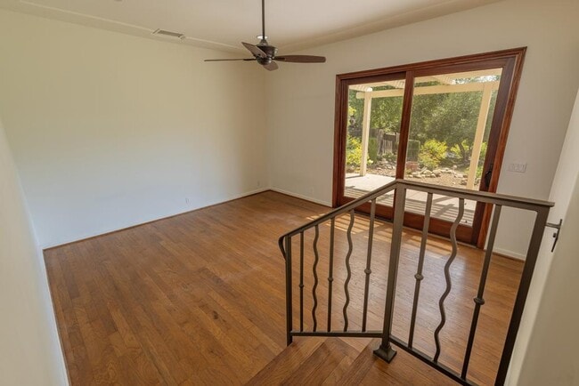 Building Photo - 425 Stuart Ct