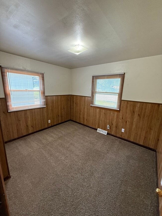 Building Photo - 3 Bedroom Single family with fenced in yard