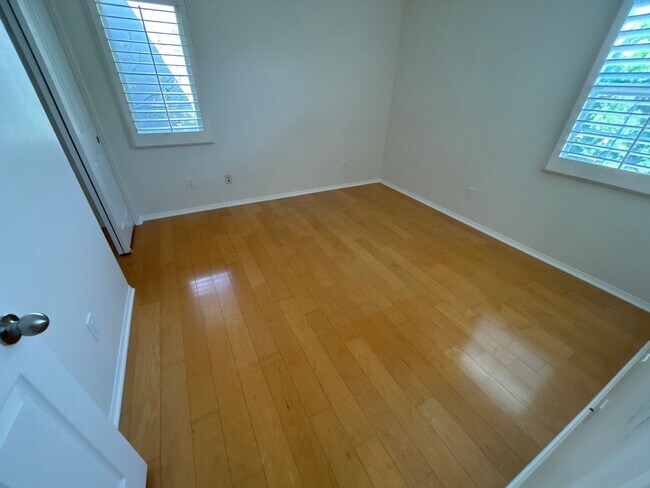 Building Photo - New! 3BD/2.5BA Two-Story Condo in Qual Hill Irvine! *MOVE-IN SPECIAL*