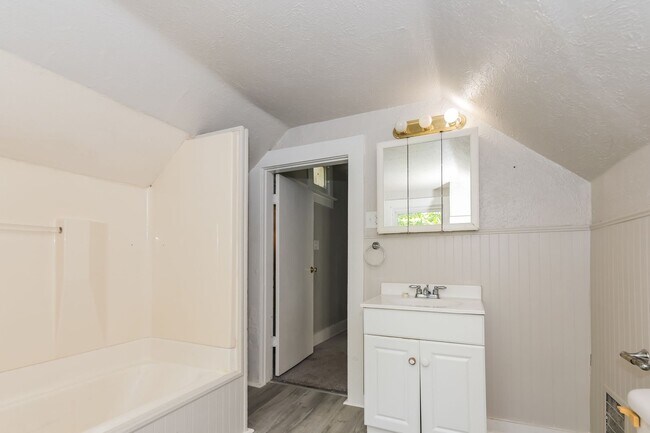 Building Photo - 3 Bed 1.5 Bathroom for rent in Dayton!