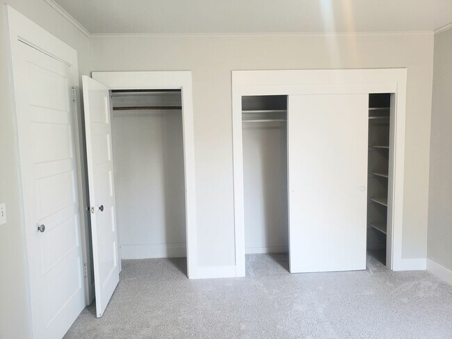 Building Photo - 3 Bedroom Near Elevator and Downtown Orego...