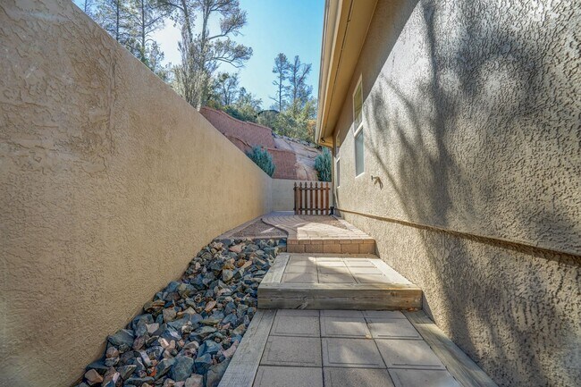 Building Photo - Extra spacious 3 bed 2 bath home in Kingsw...