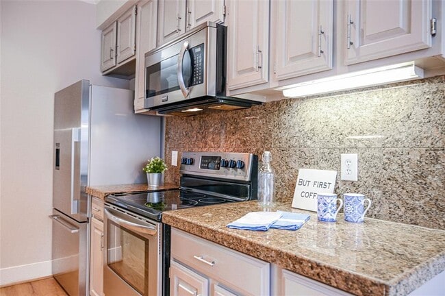 Building Photo - 5950 Lindenshire Ln