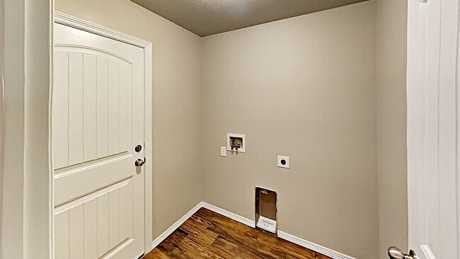 Building Photo - Wonderful 3 Bedroom 2 Bath Home Near Tinke...