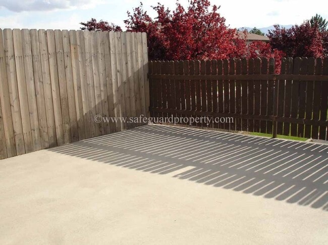 Building Photo - Spacious 3 Bedroom Townhome