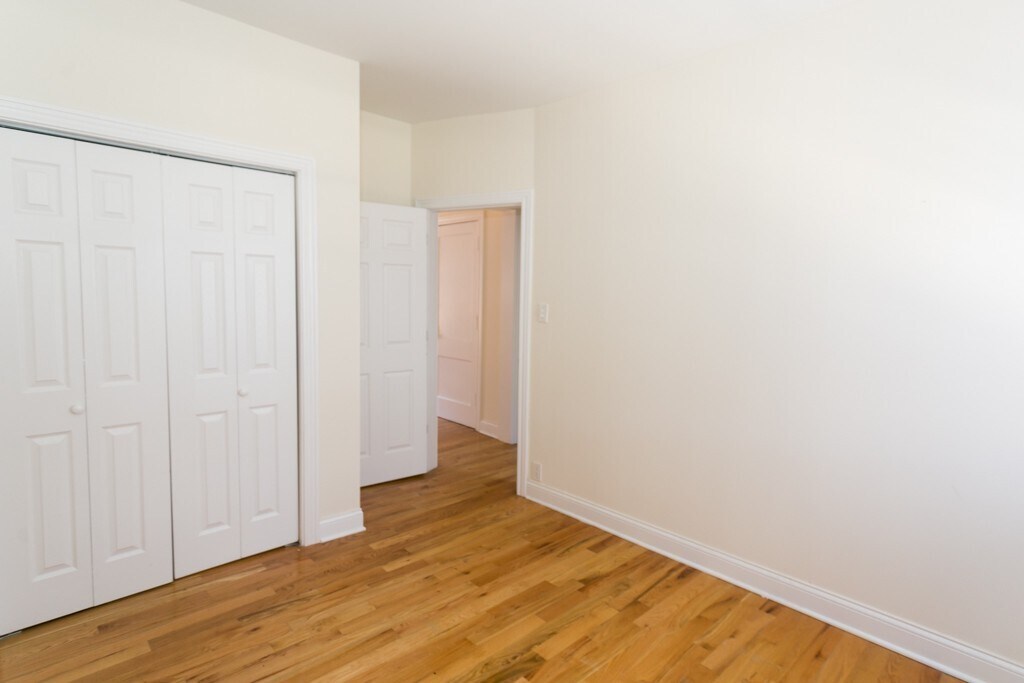 Building Photo - 834 W Waveland Ave