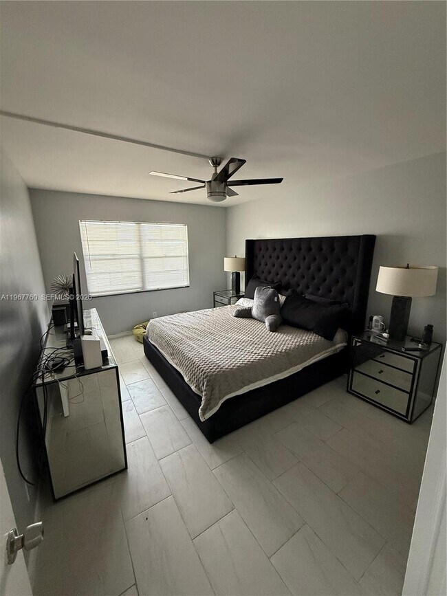 Building Photo - 4067 Ainslie Dr