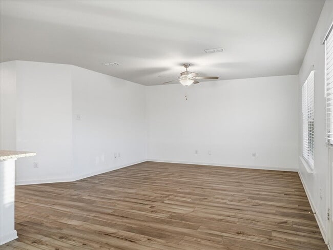 Building Photo - "Charming 3-Bed Oasis with 2 Full Baths in Heath - 1244 Sq Ft of Comfort with Washer/Dryer Includ...