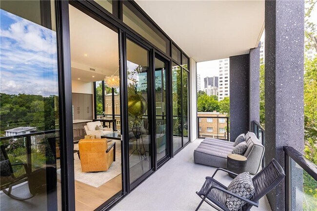 Building Photo - 2425 Peachtree Rd NE