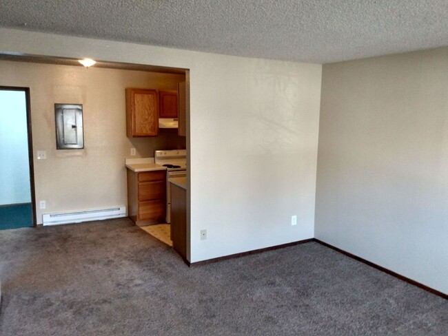 Building Photo - 1 bedroom 1 bathroom upstairs apartment - ...