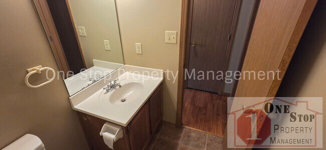 Building Photo - 3 Bedroom 2 Bathroom Duplex with 1 car garage in KCMO