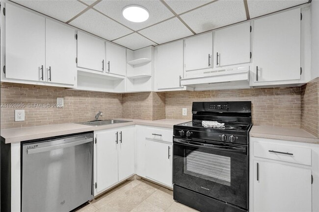 Building Photo - 100 Bayview Dr