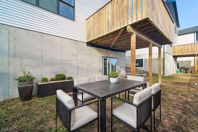 Building Photo - 19 Mountain Ave