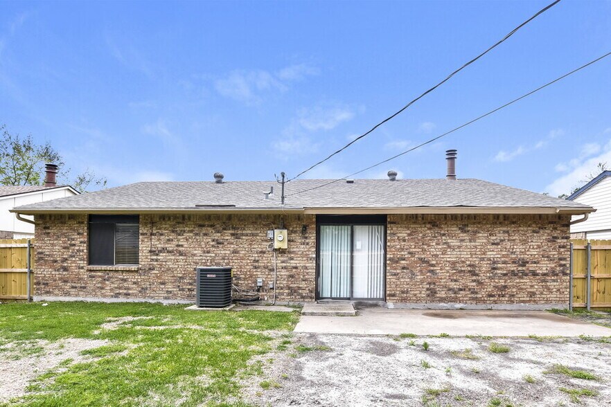 Building Photo - 514 Woodcrest Way