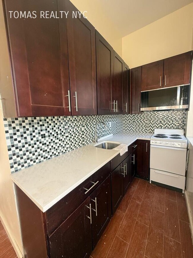 Building Photo - 712 E 214th St