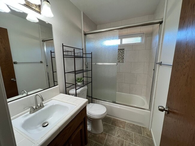 Building Photo - Immaculate 3 bedroom on a court!