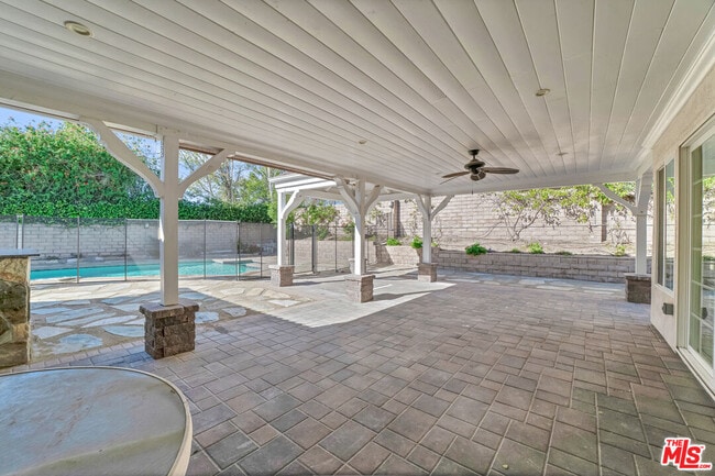 Building Photo - 10945 Cozycroft Ave