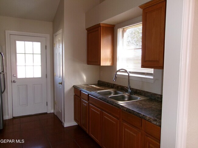 Building Photo - 733 Colchester Dr