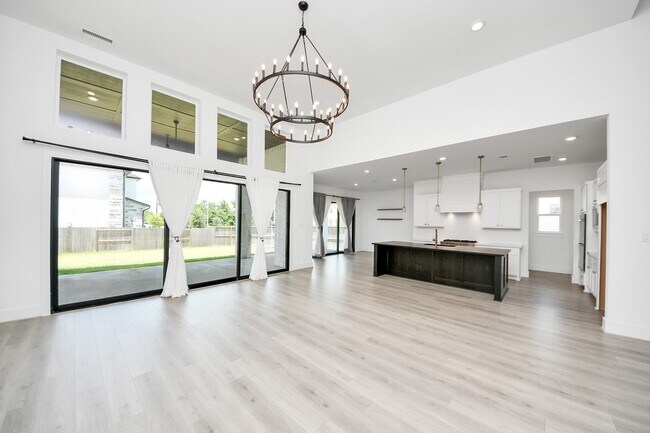 Building Photo - 10235 Forest Lake Dr