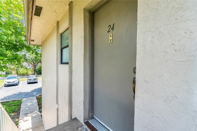 Building Photo - 15350 SW 72nd St