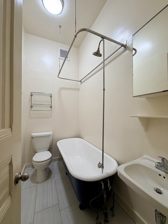 Building Photo - 2536 Sutter St