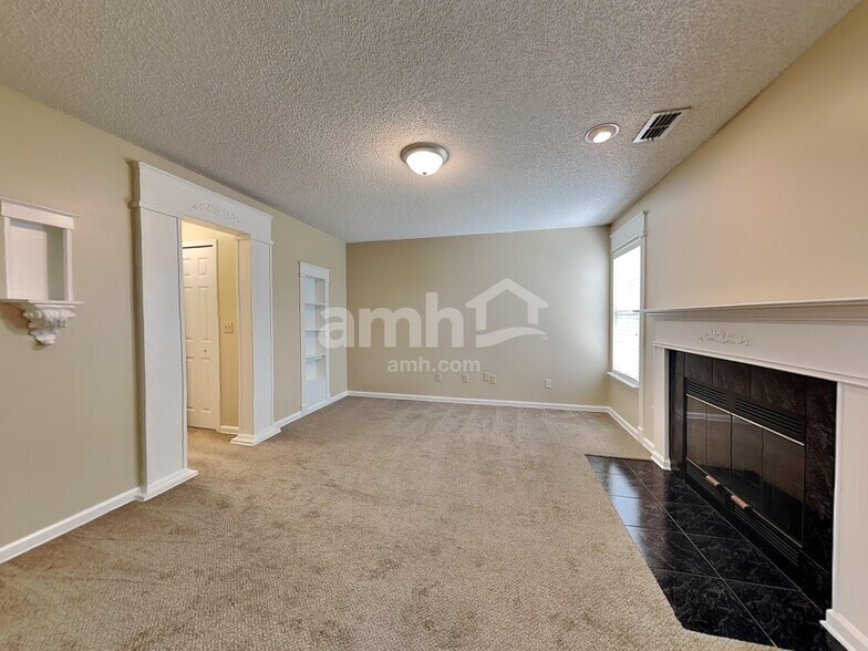 Building Photo - 325 Willow Green Dr