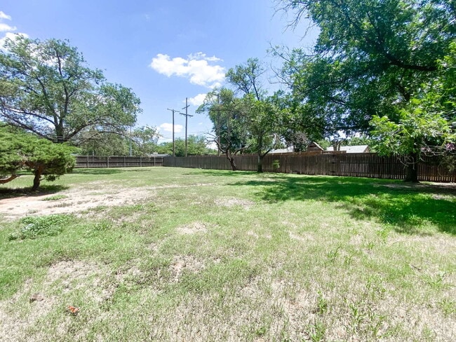 Building Photo - 3-Bedroom Home with Large Backyard!
