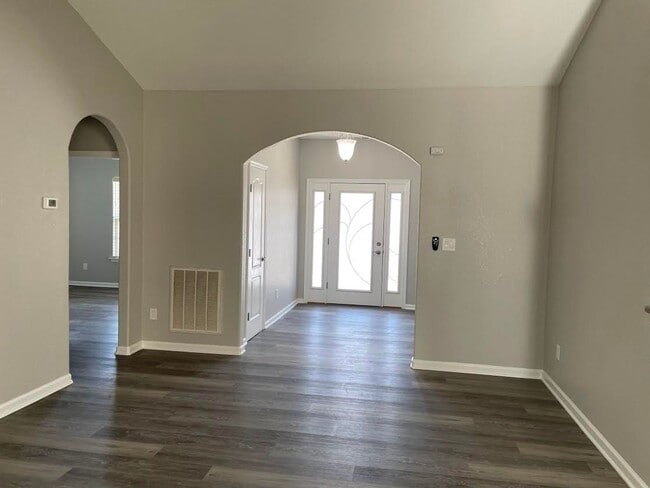 Building Photo - Woodbridge Pointe