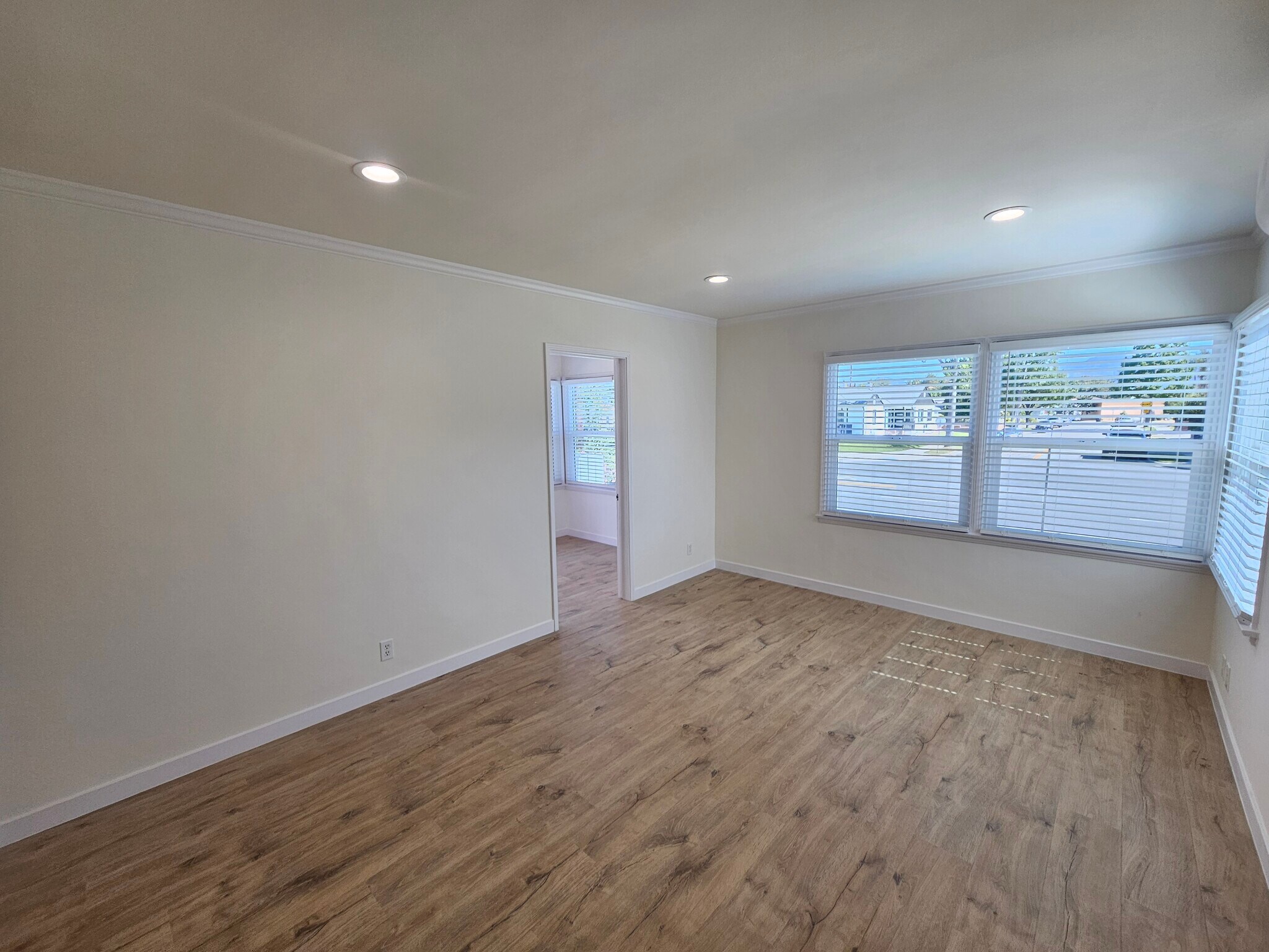 Building Photo - 1401 W Victory Blvd