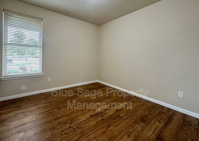 Building Photo - 50 Goldenrod Ln