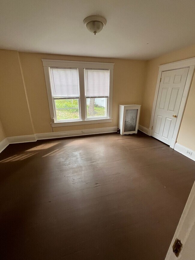 Building Photo - 3 Bedroom || 1.5 Bathroom Home