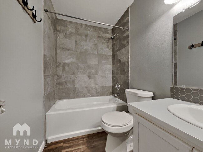 Building Photo - 1010 N Meadows Dr