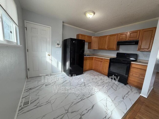 Building Photo - 220 Falcon Dr