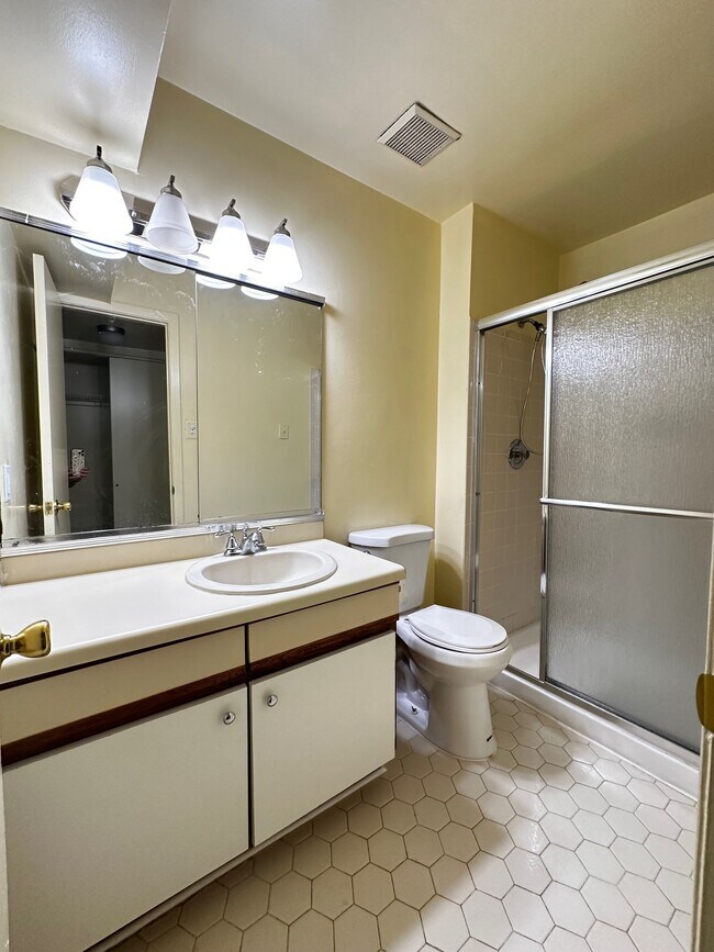 Building Photo - 2 Wynwood Dr