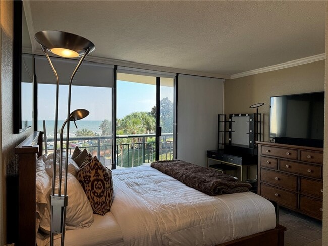 Building Photo - 5220 Seawall Blvd