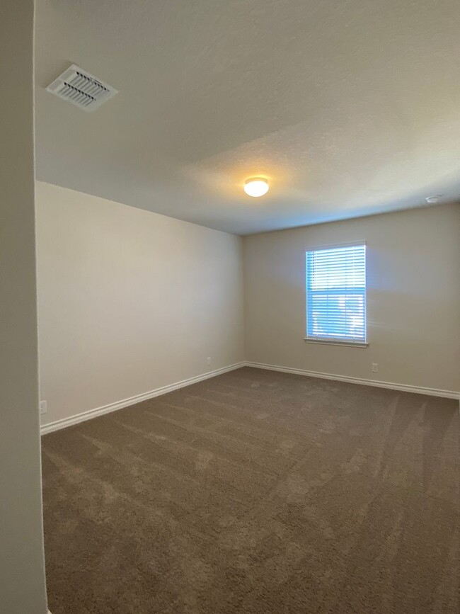 Building Photo - $300 OFF 1ST MONTH RENT IF YOU MOVE IN WIT...